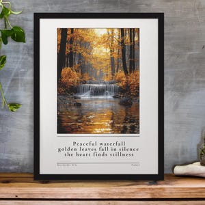 Póster vertical de haiku zen con cascada apacible y hojas doradas. Regalo inspirador para la serenidad. Arte de pared mate.