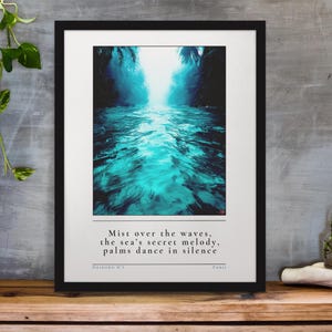 Cyan Fluss Zen Wandbild, Tropischer Morgennebel, Friedliches Haiku Poster, Japanisch inspiriertes Wohndekor, Gelassene Palme,