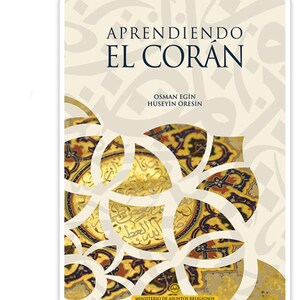 Puede incluir: Un libro rectangular titulado Aprendiendo El Corán de Osman Egin y Hüseyin Öresin. La portada presenta un fondo crema con patrones geométricos circulares blancos sobre un diseño dorado y azul y el texto Ministerio de Asuntos Religiosos.