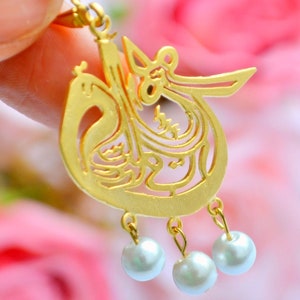 ARABIC VAW Golden EARRING, Birthday Gift to Mom, Pearl bead Waw Letter Calligraphy Earring, Custom Muslim Jewelry, Vav Name Dangle Handmade