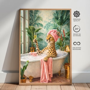 Op de afbeelding: Een ingelijste kunstdruk toont een cheetah in een badkuip, met een roze handdoek-tulband en een champagneglas. De cheetah is omringd door bubbels, een roze handdoek en weelderig groen. Het kunstwerk heeft een vintage esthetiek.