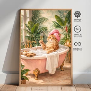 Op de afbeelding: Een ingelijste print toont een rode kat in een roze badkuip met klauwpoten, met een roze handdoek-tulband en een champagnefluit. De badkameromgeving omvat weelderige groene planten, kaarsen en een witte handdoek. De print zit in een houten lijst.