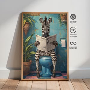 Może przedstawiać: Oprawiony wydruk artystyczny przedstawia zebrę czytającą gazetę na niebieskiej toalecie. Zebra znajduje się w łazience z turkusowymi kafelkami, roślinami doniczkowymi i rolką papieru toaletowego. Gazeta głosi "Cure".