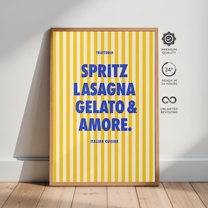 Può includere: Un poster incorniciato con uno sfondo a righe gialle e bianche. Il poster presenta le parole "SPRITZ, LASAGNA, GELATO & AMORE" in blu, con "TRATTORIA" e "ITALIAN CUISINE" sopra e sotto. Il poster è appoggiato a un muro bianco.