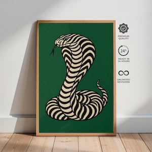 Könnte beinhalten: Gerahmter Kunstdruck mit einer stilisierten Kobra-Schlangen-Illustration. Die Schlange ist in schwarzen und cremefarbenen Streifen vor einem tiefgrünen Hintergrund dargestellt. Das Kunstwerk ist in einem natürlichen Holzton gerahmt.
