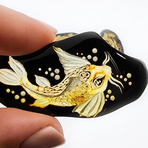Naturlig baltisk bärnstensfärgad Koi-fisk i intaglio-färgad botten, fri form, platt botten cabochon