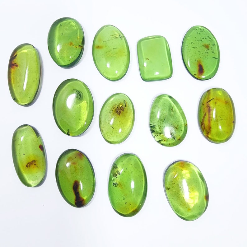 Couleur vert ambré naturel, cabochons à fond plat de forme libre, différentes tailles. image 4