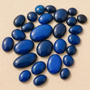 Naturlig bärnstensblå färg, fritt formade cabochoner med platt botten, olika storlekar.
