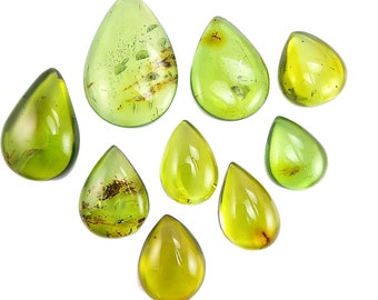 Couleur vert ambre naturel, cabochons à fond plat en forme libre, différentes tailles.
