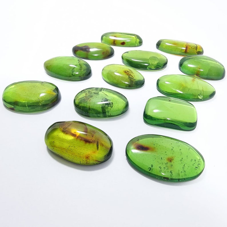 Couleur vert ambré naturel, cabochons à fond plat de forme libre, différentes tailles. image 3