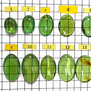 Couleur vert ambré naturel, cabochons à fond plat de forme libre, différentes tailles. image 7