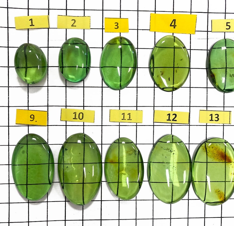 Couleur vert ambré naturel, cabochons à fond plat de forme libre, différentes tailles. image 7