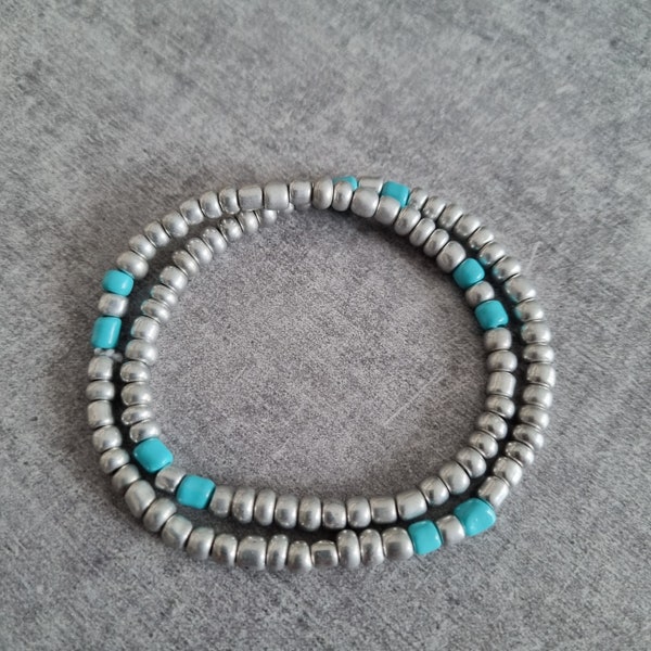 Bracelet perles argentées et turquoise 2 rangs