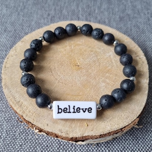 Pulsera Believe de cuentas de lava para hombre