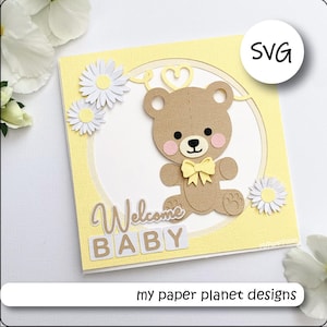 Puede incluir: Tarjeta de baby shower hecha a mano con fondo amarillo y recorte circular blanco. Un oso de peluche marrón con un lazo amarillo está en el centro. Las palabras "Welcome BABY" están debajo. La tarjeta está decorada con margaritas blancas.