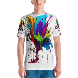 Pode incluir: Uma camiseta branca com um design de respingos de tinta colorida. A tinta escorre pela camiseta, criando um visual dinâmico e artístico.