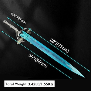 Op de afbeelding: Een blauw en zilveren zwaard met een decoratief handvat en een blauwe kling. Het zwaard is 99 cm lang en weegt 1,55 kg. Het zwaard wordt getoond op een zwarte achtergrond.