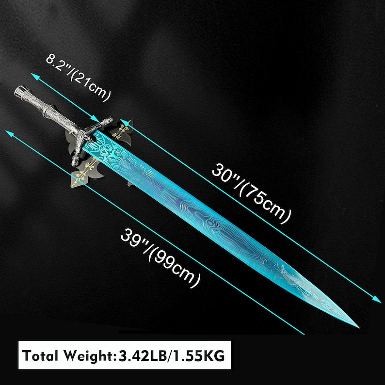 Op de afbeelding: Een blauw en zilveren zwaard met een decoratief handvat en een blauwe kling. Het zwaard is 99 cm lang en weegt 1,55 kg. Het zwaard wordt getoond op een zwarte achtergrond.