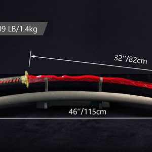 Op de afbeelding: Een rood en zwart katana zwaard met een gouden handvat en een zwarte schede. Het zwaard is 82 cm lang en de schede is 115 cm lang. Het zwaard weegt 1,4 kg.