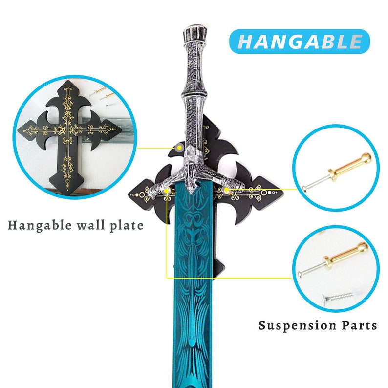 Op de afbeelding: Een zilveren en blauw zwaard met een zwarte kruisvormige wandbevestiging. De bevestiging heeft twee kleine gouden schroeven om op te hangen. De tekst "HANGABLE" is zichtbaar in de afbeelding.