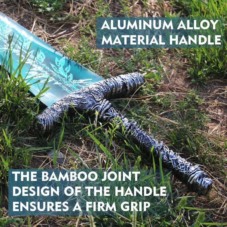 Op de afbeelding: Een zwart zwaard met een blauwe kling en een getextureerde handvat. Het handvat is gemaakt van aluminiumlegering en heeft een bamboe-gewrichtontwerp voor een stevige grip. De tekst "ALUMINUM ALLOY MATERIAL HANDLE" en "THE BAMBOO JOINT DESIGN OF THE HANDLE ENSURES A FIRM GRIP" is zichtbaar op de afbeelding.