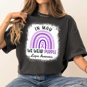 Im Mai tragen wir Purple Lupus Awareness Shirt, Lupus T-Shirts, Purple Ribbon Tee, Lupus Geschenk für Mutter Schwester Frau