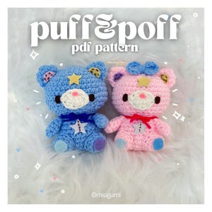 Puede incluir: Dos osos de peluche de crochet, uno azul y otro rosa, con detalles de estrellas y un fondo blanco. El texto "puff & poff pdf pattern" está por encima de los osos.