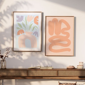Conjunto de 2 impresiones de arte mural Pantone Peach Fuzz: Dúo de flores pastel de Matisse en jarrón y estampado de líneas abstractas modernas. Decoración de pared elegante.