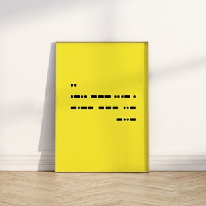 Peut inclure: Une affiche jaune avec des points et des tirets noirs disposés en un motif ressemblant à un code Morse.