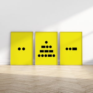 Peut inclure: Trois impressions d'art encadrées avec des fonds jaune vif et des motifs géométriques noirs. Les impressions sont exposées sur un sol en bois clair contre un mur blanc. Les motifs comprennent des points et des rectangles.