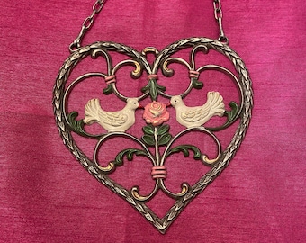 Coeur allemand vintage en étain avec 2 colombes, rose rose sur chaîne. Plaque suspendue au mur ou à la fenêtre. Années 1970. Relief peint à la main. RARE