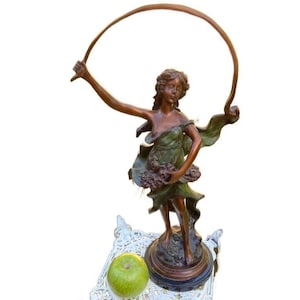 Tanzende Dame Skulptur Nach Auguste Moreau (1834 - 1917). Bronze Patinierter Spelter mit Marmorsockel. Frankreich 20.Jh. 46,5 cm
