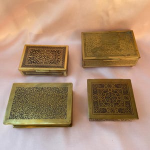 Cigararillo antico in ottone e legno / scatole per sigarette / scatole per cianfrusaglie - diverse dimensioni e forme, condizioni scadenti o perfette - coperchio incernierato