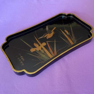 Pequeña bandeja de té japonesa vintage lacada y pintada a mano. Pájaro en vuelo sobre plantas acuáticas. Borde dorado. 23 cm x 13 cm.