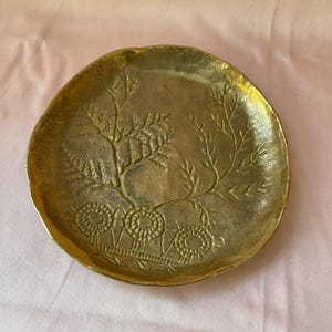 Piatto rotondo vintage in ottone massiccio brutalista austriaco, portaoggetti, porta biglietti da visita o porta sapone, disegnato e firmato da Collini. Metà secolo. 16 cm