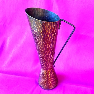 Vase MCM vintage en cuivre martelé brutaliste allemand