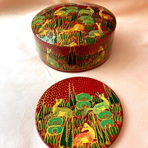 Vintage Handbemalte Kashmiri Laquer Papiermachè Box mit Untersetzern. Antilopen in der Natur