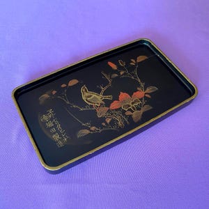 Kleines antikes original japanisches handbemaltes Teetablett mit schwarzem Lack & goldenem Tee zum Servieren. Vogel im Baum. Orchidee. Künstler signiert.