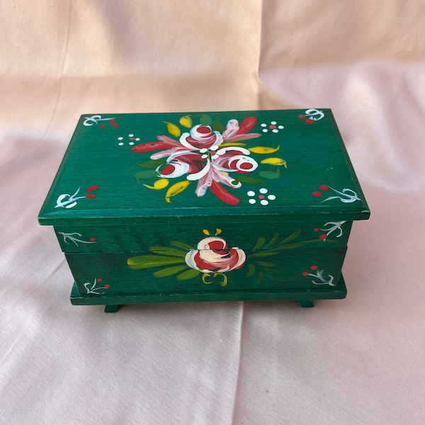 Small Vintage German Hinged Wooden Trinket Box in Bauernmalerei. Handmade Bavarian Box for Jewelry, Keepsakes. Country Style, Shabby.