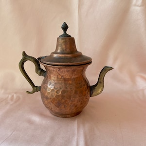 Bouilloire en T antique en laiton et cuivre. Décoration de cuisine. Début des années 1900