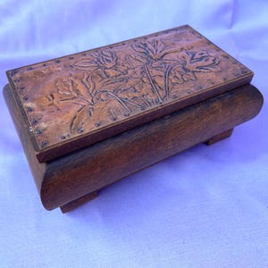 Antico portagioie tedesco in stile Art Nouveau, lavorato a mano. Rame sbalzato su legno con iris.