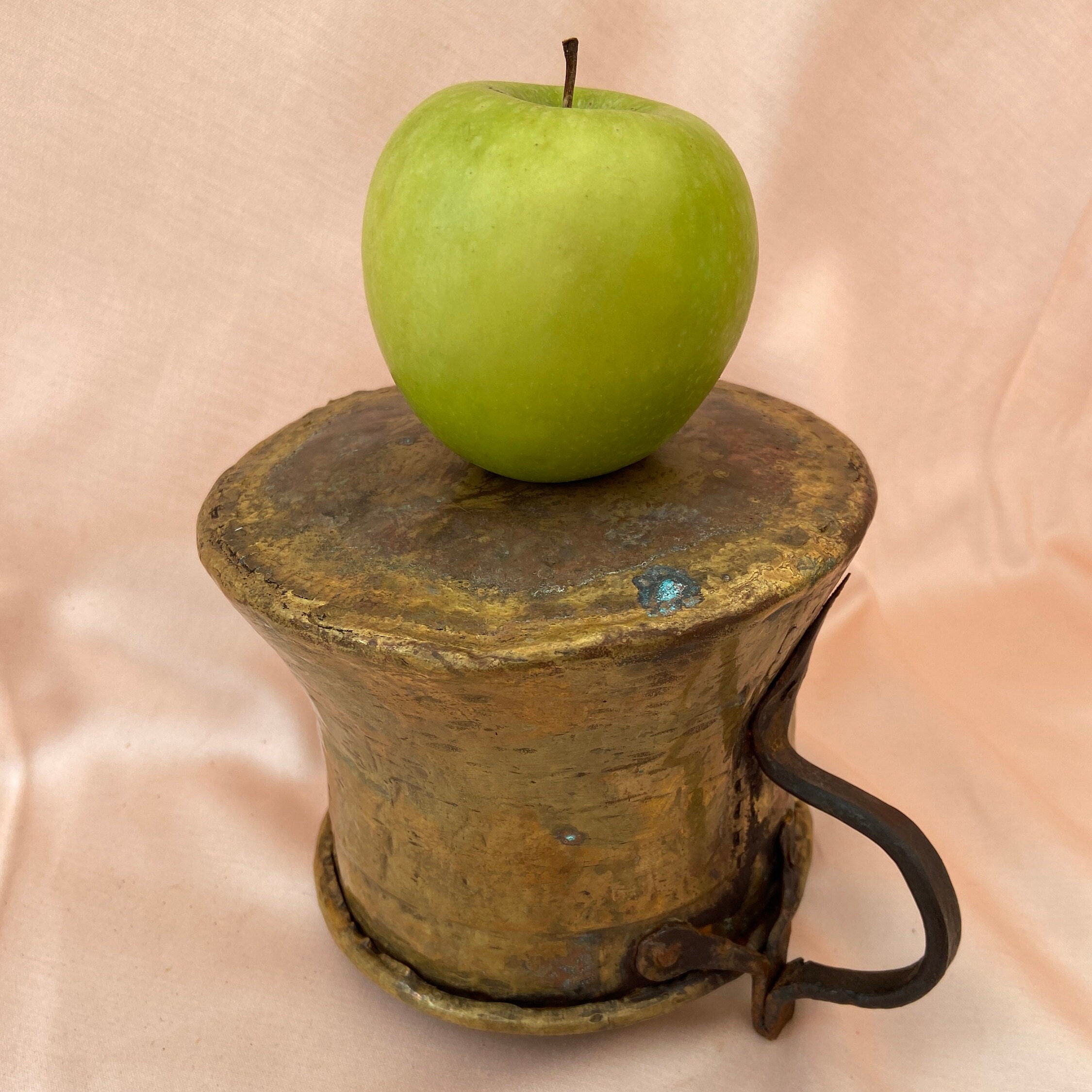 Antico bicchiere o vaso in metallo inciso proveniente dall'India, anni