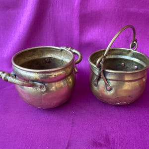 Auswahl kleiner antiker deutscher Übertöpfe aus Messing und Kupfer mit Griffen