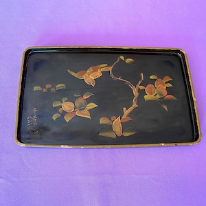 Bandeja de chá japonesa antiga, pintada à mão, em laca. Pássaro em voo. Borda dourada. Início do século XX. Assinatura do artista, 23 cm x 14 cm.