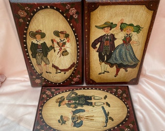 Vintage Beierse originele volkskunstschilderijen op hout. Set van drie. Paren in traditionele regionale kleding. Gesigneerd "Kork" in Allgäu