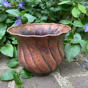 Italian Mid Century Modern Fluted Hammered Copper Planter / Cache Pot. Egidio Casagrande Design. 20 cm D