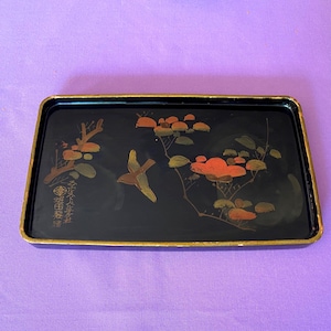 Pequena bandeja de chá japonesa antiga, original, pintada à mão, em laca preta e dourada, para servir uma pessoa. Pássaro em voo. Flores. Assinatura do artista.