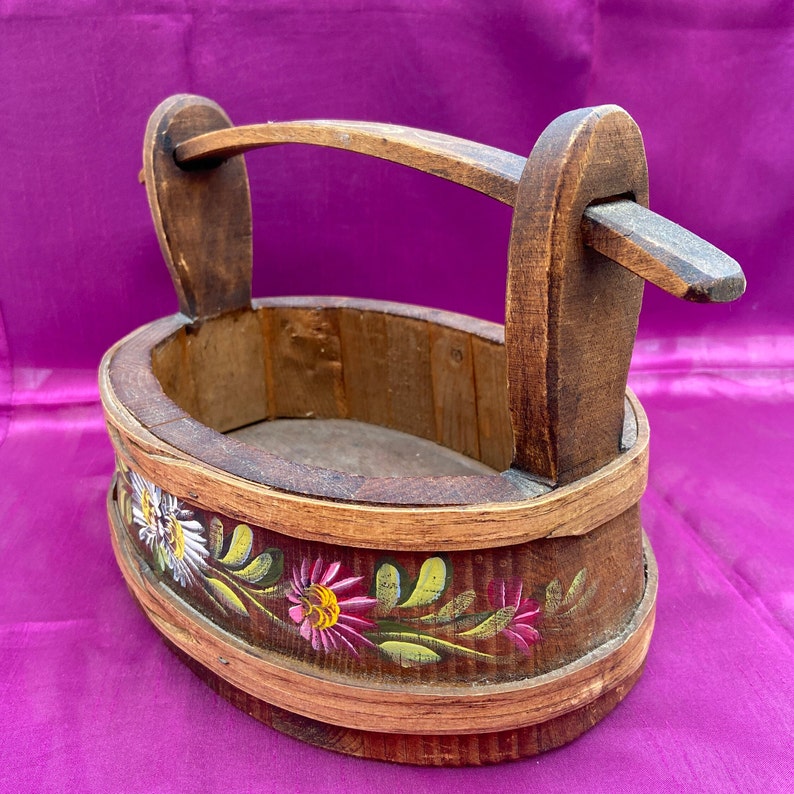 Rustical Vintage Alpine Wooden Fruit Basket with Handle. Hand Painted Country Style. Albert Comploj in St. Ulrich. Edelweiss. With Handle. image 2