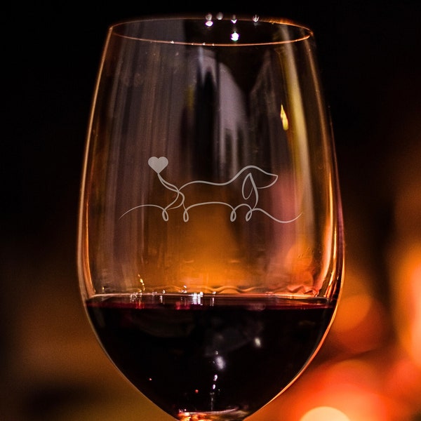 Weinglas *Niedlicher kleiner DackelHund mit Herz* - Trinknapf für Hundepersonal - mit Gravur - Für Rotwein, Weisswein und Rosé - FREE TRIBE