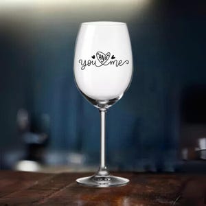 You & Me Weinglas Herzen Gravur – Personalisierte Liebesbotschaft - Liebesgeschenk für Partner, Partnerin – Valentinstag Geschenk – Romantik